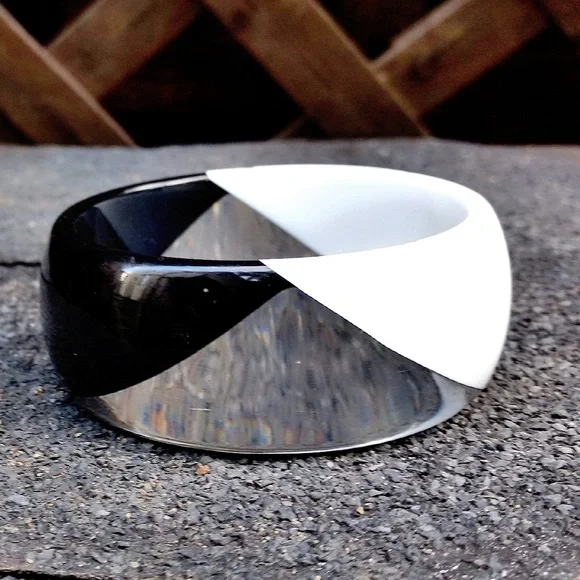 Vintage Black & White Color Block Mod Lucite Bangle - Picture 2 of 7